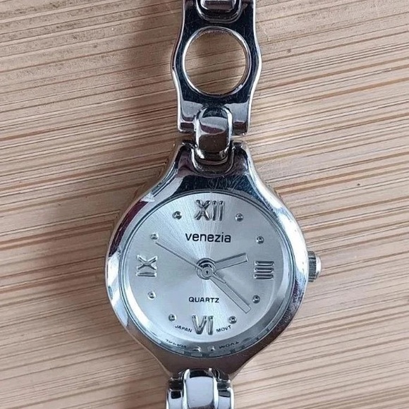 Venezia Accessories - Venezia Women's Silver Quartz Watch